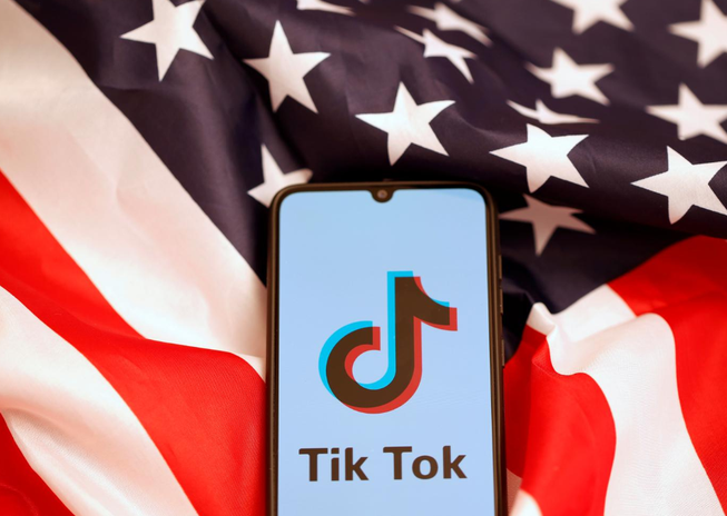 Logo Tik Tok hiển thị trên điện thoại trên nền cờ Hoa Kỳ, ảnh minh họa chụp vào ngày 8 -11 năm 2019.Ảnh: REUTERS