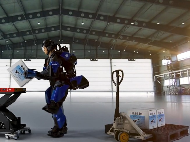 Một nữ quân nhân thử nghiệm bộ giáp Guardian XO Alpha. Ảnh chụp màn hình video quảng cáo tại YOUTUBE/SARCOS DEFENSE