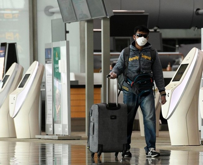 Hành khách đến sân bay quốc tế Changi, Singapore vào tháng 6-2020. Ảnh: AFP/Roslan Rahman.