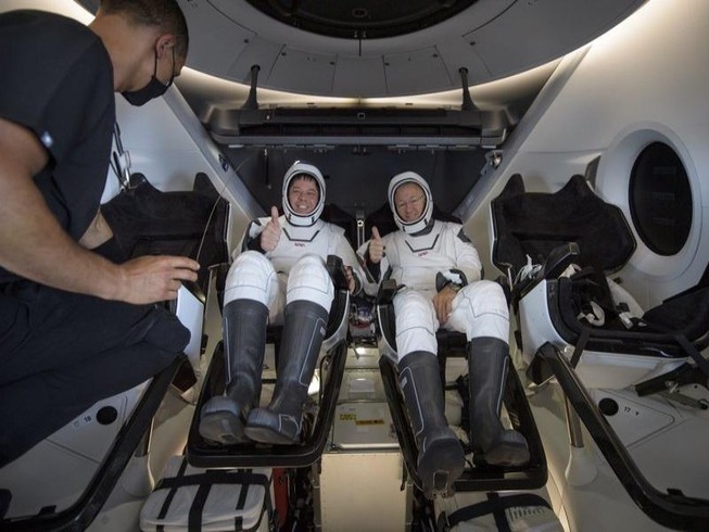 Phi hành gia NASA Robert Behnken (trái) và Douglas Hurley bên trong tàu vũ trụ Crew Dragon Endeavour. Ảnh: AP