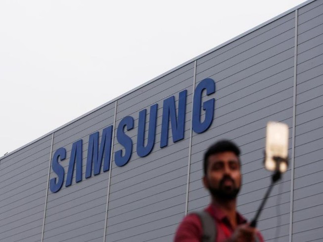 Bên ngoài cơ sở sản xuất điện thoại thông minh Samsung Electronics ở Noida, Ấn Độ, ngày 9-7-2018.