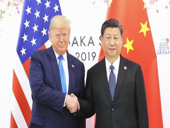 Tổng thống Mỹ Donald Trump (trái) trong cuộc gặp Chủ tịch Trung Quốc Tập Cận Bình tại Osaka, Nhật Bản ngày 29-6-2019. Ảnh: TÂN HOA XÃ.
