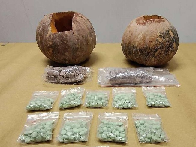 Singapore: Giấu heroin và thuốc lắc trong bí ngô