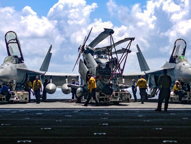 Máy bay quân sự trên tàu sân bay USS Theodore Roosevelt trong đợt tập trận ở Biển Đông vào tháng 4-2018. Ảnh: AFP