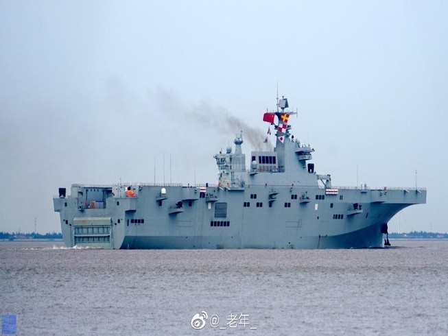 Tàu đổ bộ Type 075 của Trung Quốc. Ảnh: WEIBO