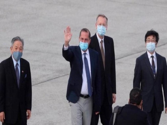 Ông Alex Azar (người thứ hai từ trái qua) trong chuyến thăm lịch sử đến Đài Loan. Ảnh: AFP