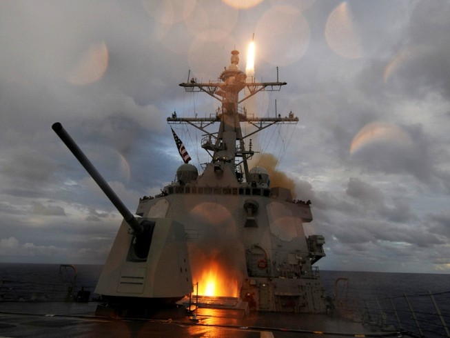 Khu trục hạm USS Mustin khai hoả tên lửa trong một cuộc diễn tập bắn đạn thật ở biển Philippines hồi tháng 5. Ảnh: REUTERS