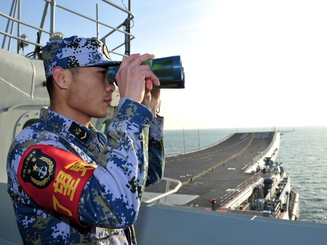 Lính Hải quân Trung Quốc trên tàu sân bay Liêu Ninh hoạt động ở Biển Đông vào tháng 12-2016. Ảnh: TÂN HOA XÃ