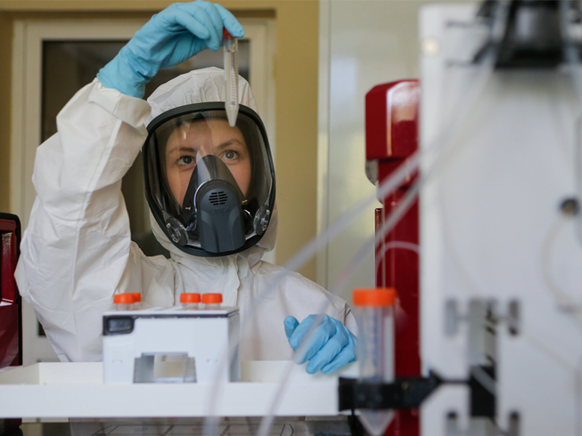Nghiên cứu vaccine tại Viện nghiên cứu Gamaleya. Ảnh: ALEXANDER ZEMLIANICHENKO JR./RUSSIAN DIRECT INVESTMENT FUND, VIA ASSOCIATED PRESS/NYTIMES
