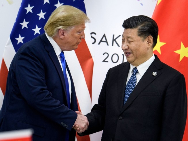 Tổng thống Mỹ Donald Trump (trái) gặp mặt Chủ tịch Trung Quốc Tập Cận Bình (phải) tại hội nghị thượng đỉnh G20 ở Nhật tháng 6-2019. Ảnh: AFP