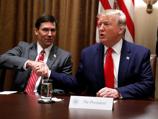 Tổng thống Mỹ Donald Trump (phải) và Bộ trưởng Quốc phòng Mark Esper (trái). Ảnh: AP