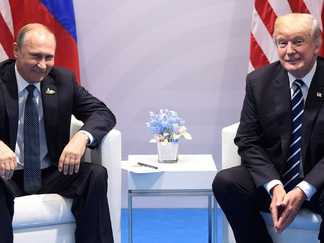 Tổng thống Mỹ Donald Trump (phải) và Tổng thống Nga Vladimir Putin (trái) hội đàm riêng bên lề thượng đỉnh G20 ở Nhật Bản vào tháng 6-2019. Ảnh: REUTERS