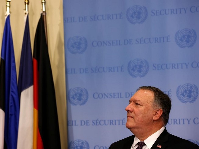 Ngoại trưởng Mỹ Mike Pompeo trả lời báo chí hôm 20-8. Ảnh: REUTERS