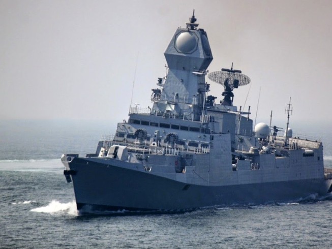 Khu trục hạm INS Kolkata trang bị tên lửa dẫn đường của Hải quân Ấn Độ hoạt động ở Tây Ấn Độ Dương.