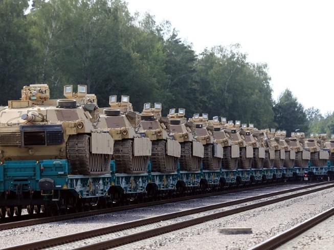 Xe tăng NATO có mặt tại biên giới Belarus - Lithuania ngày 6-9. Ảnh: AFP