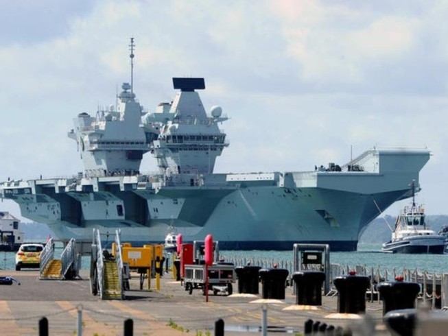 Tàu sân bay HMS Queen Elizabeth trở về Portsmouth sau 10 tuần huấn luyện. Ảnh: SARAH STANDING