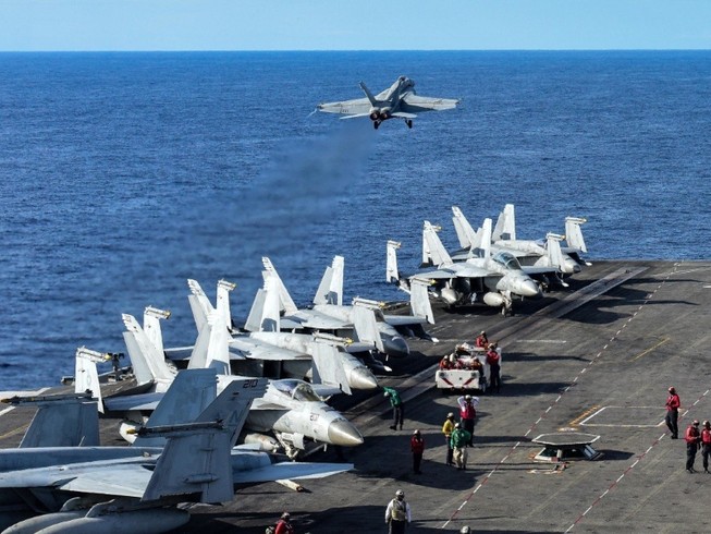 Tiêm kích Mỹ cất cánh từ tàu sân bay USS Ronald Reagan trong cuộc tập trận ở biển Philippines hồi tháng 7-2020. Ảnh: REUTERS