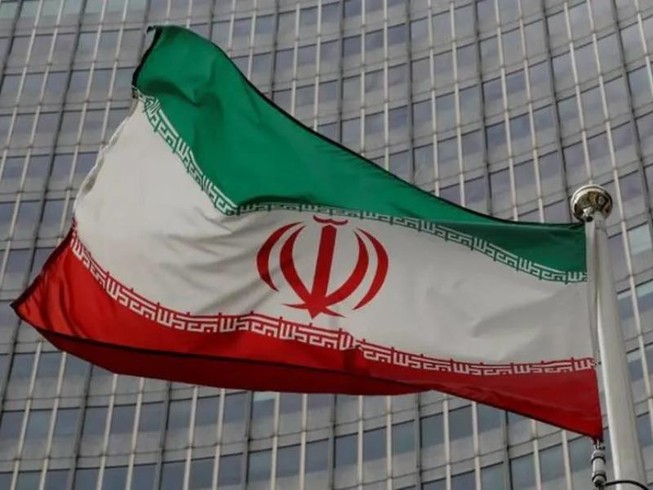Quốc kỳ Iran ở trước trụ sở Cơ quan Năng lượng Nguyên tử Quốc tế (IAEA) ở Vienna, Áo ngày 9-9-2019.