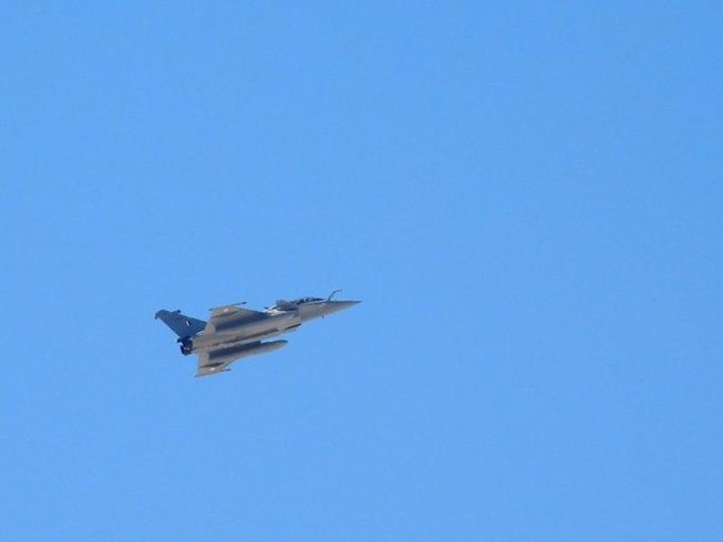Một chiếc chiến đấu cơ Rafale của Ấn Độ bay qua thị trấn Leh ở khu vực biên giới tranh chấp với Trung Quốc.