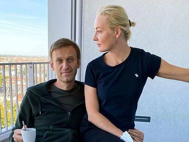 Nhân vật đối lập Nga Alexei Navalny và vợ - bà Yulia Navalnya - tại bệnh viện Charite ở Berlin.