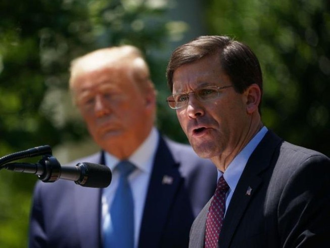 Tổng thống Mỹ Donald Trump (trái) cùng Bộ trưởng Quốc phòng Mark Esper. Ảnh: MANDEL NGAN / GETTY IMAGES