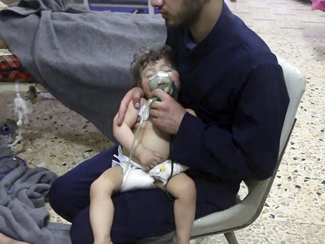 Hình ảnh từ một video của nhóm Mũ bảo hiểm trắng về cáo buộc quân chính phủ Syria sử dụng vũ khí hóa học năm 2018. Ảnh: AP/WHITE HELMETS