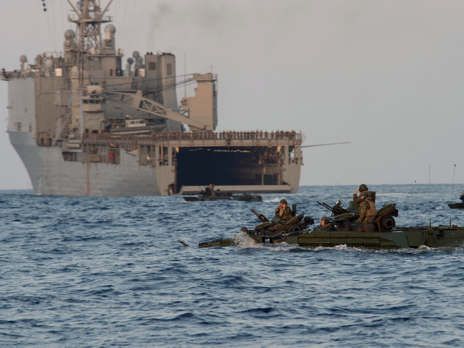 Lính thủy đánh bộ gần tàu đổ bộ đổ bộ lớp Whidbey Island USS Germantown. Ảnh: BREAKING DEFENSE