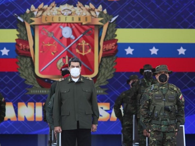 Tổng thống Nicolas Maduro (đeo khẩu trang trắng) tại lễ kỷ niệm 15 năm thành lập Bộ chỉ huy Tác chiến chiến lược của quân đội Venezuela hôm 25-9. Ảnh: EL UNIVERSAL