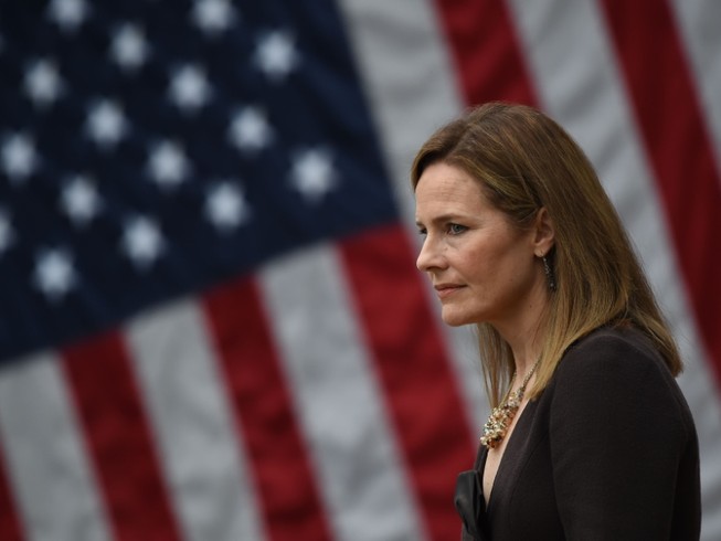 Bà Amy Coney Barrett vừa được ông Trump đề cử cho vị trí Thẩm phán Toà án tối cao Mỹ. Ảnh: AFP