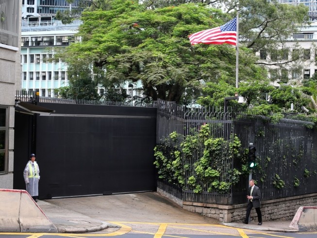 nh chụp bên ngoài Lãnh sự quán Mỹ tại Hong Kong hồi tháng 3-2020. Ảnh: SCMP