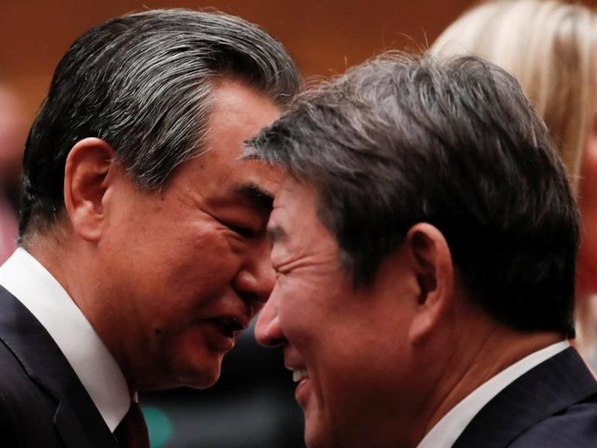 Bộ trưởng Ngoại giao Trung Quốc Vương Nghị và người đồng cấp Nhật Toshimitsu Motegi. Ảnh: REUTERS