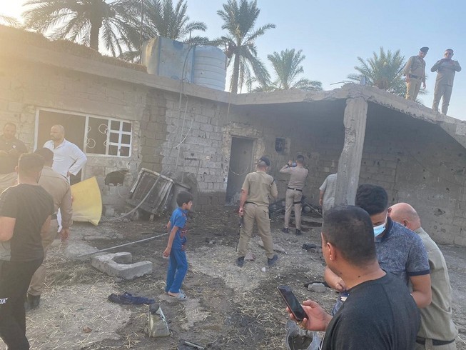 Đống đổ nát tại căn nhà gần sân bay Baghdad (Iraq) bị hai quả rocket Katyusha phá hủy hôm 28-9. Ảnh: PRESS TV