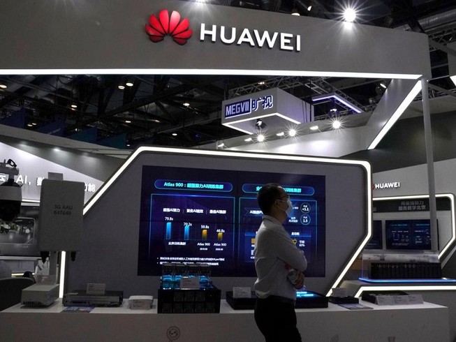 Gian hàng của Huawei tại một triển lãm công nghệ quốc tế ở Bắc Kinh (Trung Quốc) hồi đầu tháng 9. Ảnh: REUTERS