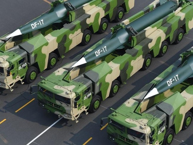 Hệ thống tên lửa siêu thanh DF-17. Ảnh: PLA