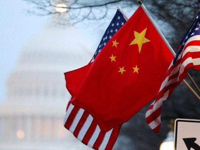 Quốc kỳ Trung Quốc và Mỹ được nhìn thấy gần tòa Nhà Trắng ở Washington, Mỹ.