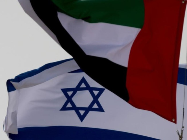 Quốc kỳ Các Tiểu vương quốc Ả Rập Thống nhất (trên) và quốc kỳ Israel (dưới).