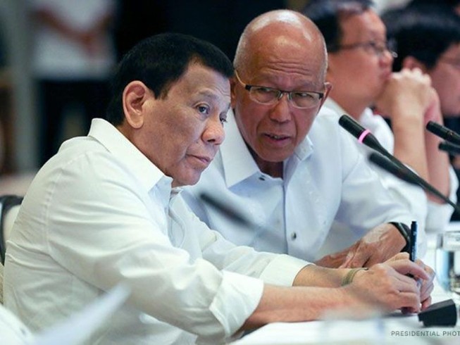 Tổng thống Philippines Rodrigo Duterte và Bộ trưởng Quốc phòng Philippines Delfin Lorenzana. Ảnh: CNN PHILIPPINES
