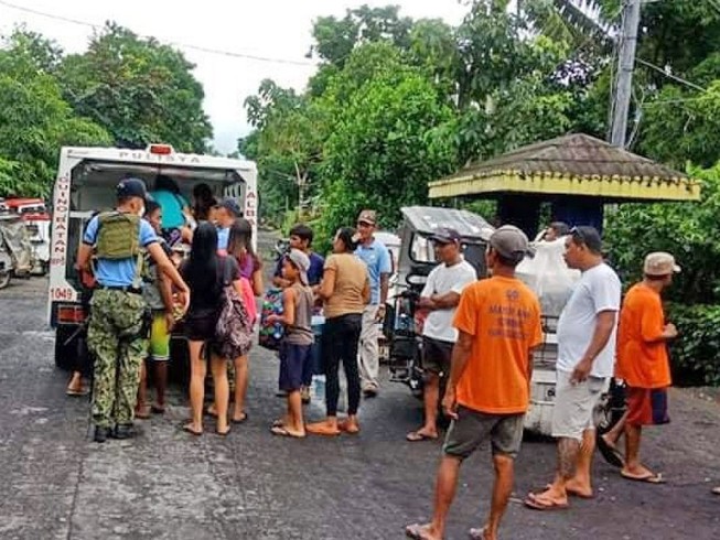Huyện Guinobatan, tỉnh Albay (Philippines) chuẩn bị sơ tán người dân trong vùng nguy hiểm do bão Molave. Ảnh: MANILA BULETTIN