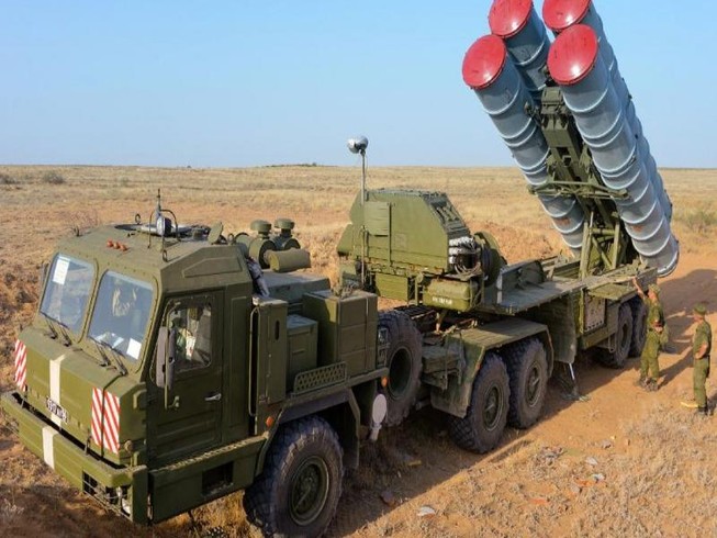 Hệ thống tên lửa phòng không S-400 do Nga sản xuất.