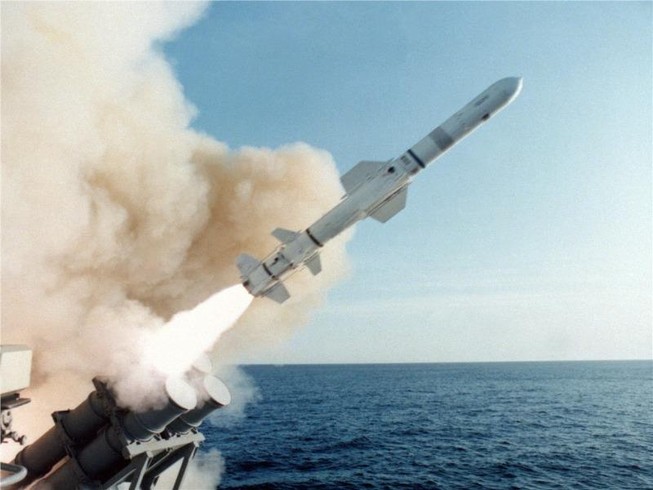Tên lửa Harpoon Block II phóng từ trên tàu.