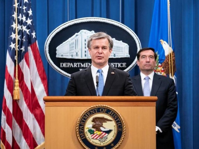 Giám đốc Cục Điều tra Liên bang FBI Christopher Wray (trái) và Trợ lý Bộ trưởng Tư pháp Mỹ John Demers (phải) tại buổi họp báo hôm 28-10.