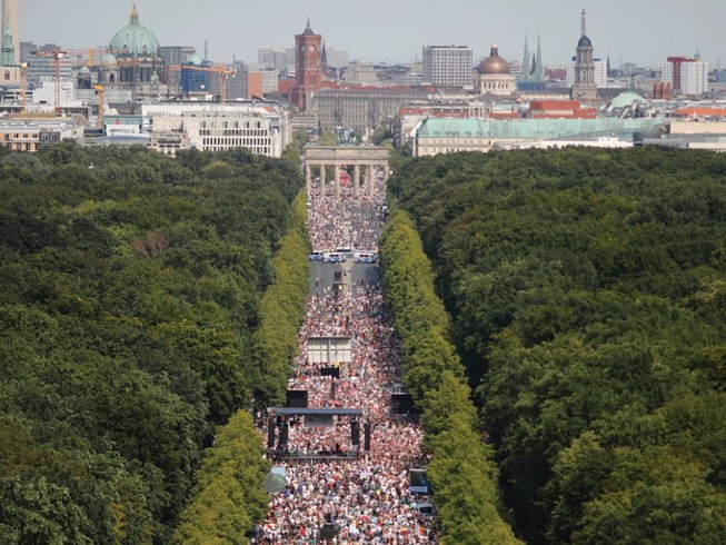 Ảnh minh họa - Cuộc tuần hành lớn phản đối việc phong tỏa để phòng dịch COVID-19 ở Berlin (Đức) hồi tháng 8. Ảnh: AP