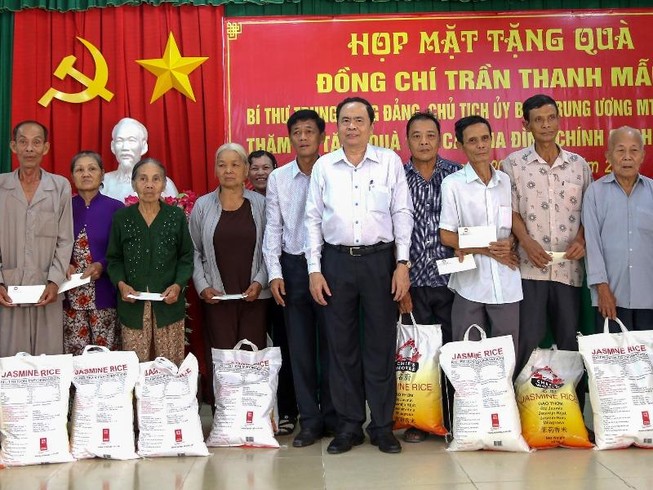 Chủ tịch Trần Thanh Mẫn tặng quà cho hộ nghèo tại Sóc Trăng