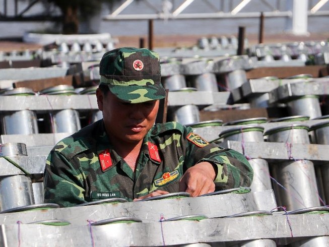 'Đột kích' trận địa pháo hoa Cần Thơ trước giờ khai hỏa