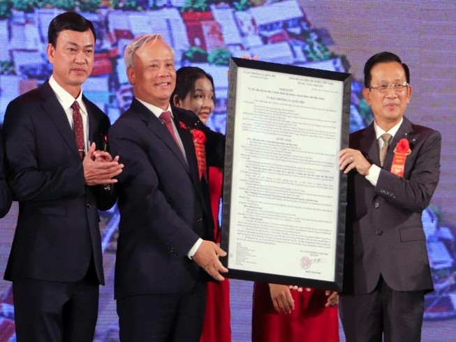 Phó Chủ tịch Quốc hội trao nghị quyết thành lập TP Ngã Bảy