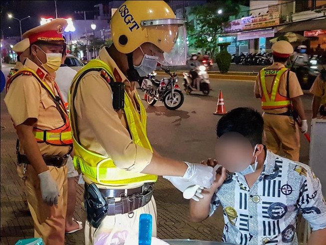 Sóc Trăng thí điểm đo nồng độ cồn gián tiếp qua bong bóng