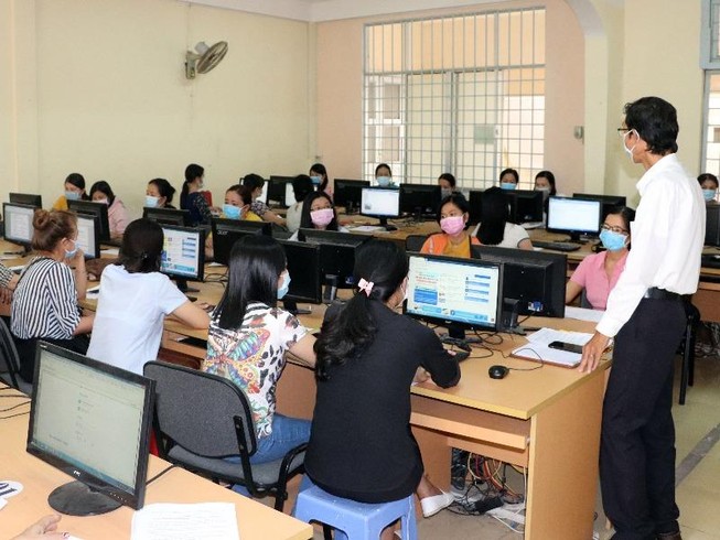 Cần Thơ: Học sinh ôn bài qua mạng, phòng virus Corona
