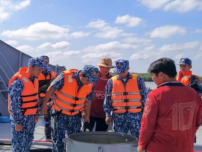 Cảnh sát biển 4 bắt tàu chở 100.000 lít dầu lậu