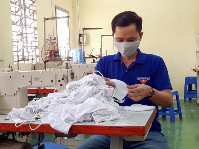 Sinh viên CĐ Cần Thơ may khẩu trang tặng bà con nghèo