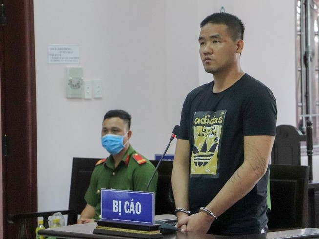 Bác kháng cáo của bị cáo hành hung cả gia đình bị hại